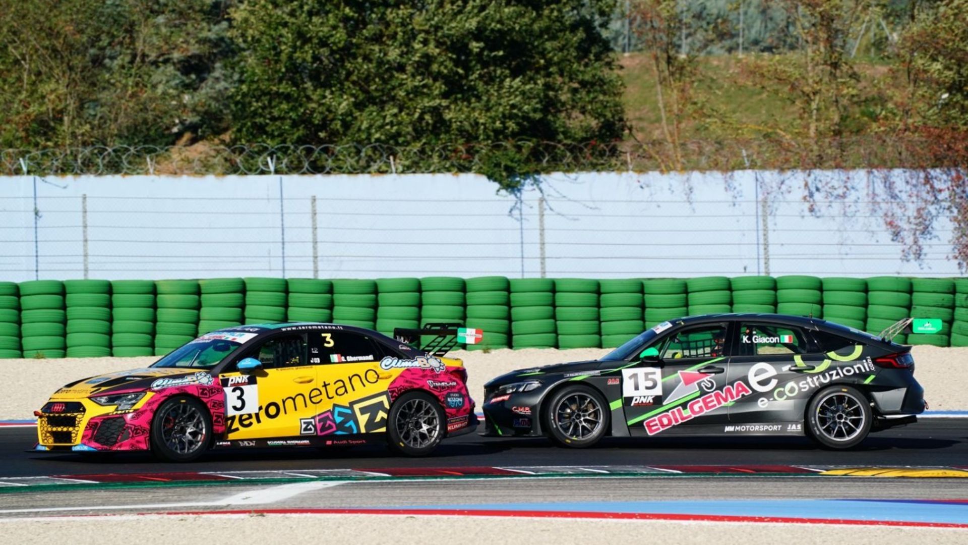 Testa a testa tra due vetture in pista durante il PNK Motorsport.