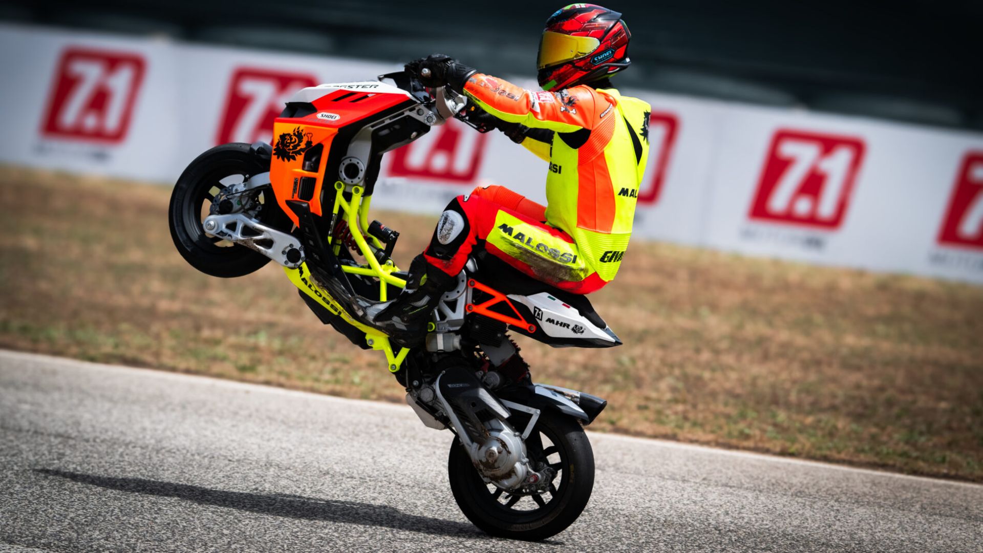 Un pilota del Trofeo Malossi impenna in pista.