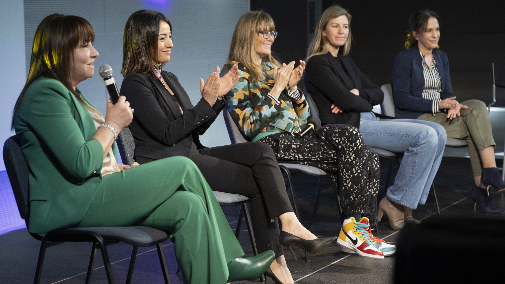 Alcune delle protagoniste di WOW Women Motor sedute sul palco dell'evento.