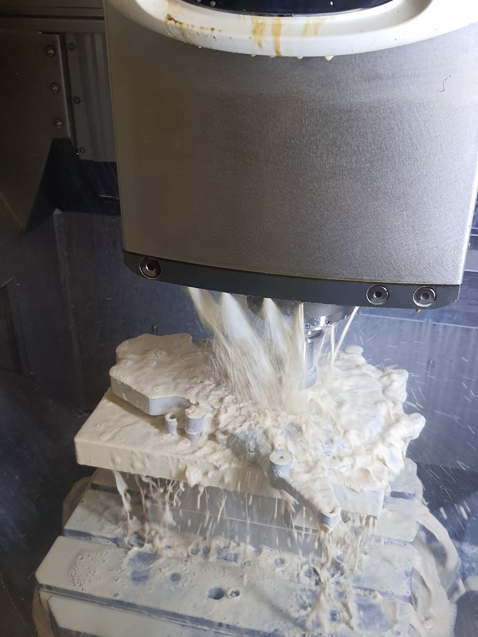 Lavorazione meccanica CNC con liquido refrigerante.