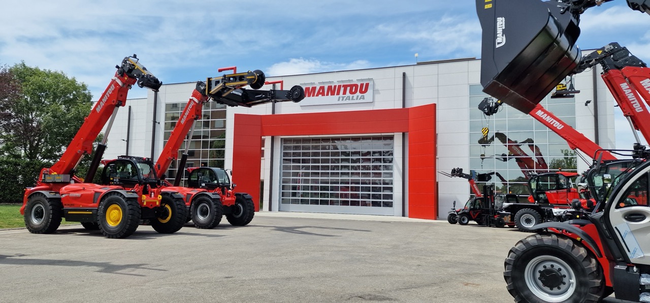 Esposizione di sollevatori telescopici e macchine industriali Manitou nel piazzale antistante la sede aziendale di Manitou Italia.