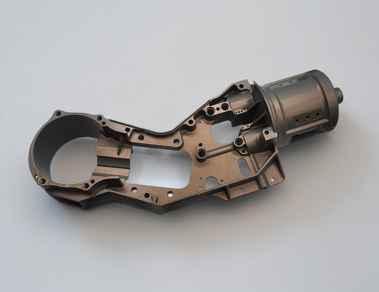 Componente meccanico pressofuso in lega metallica.