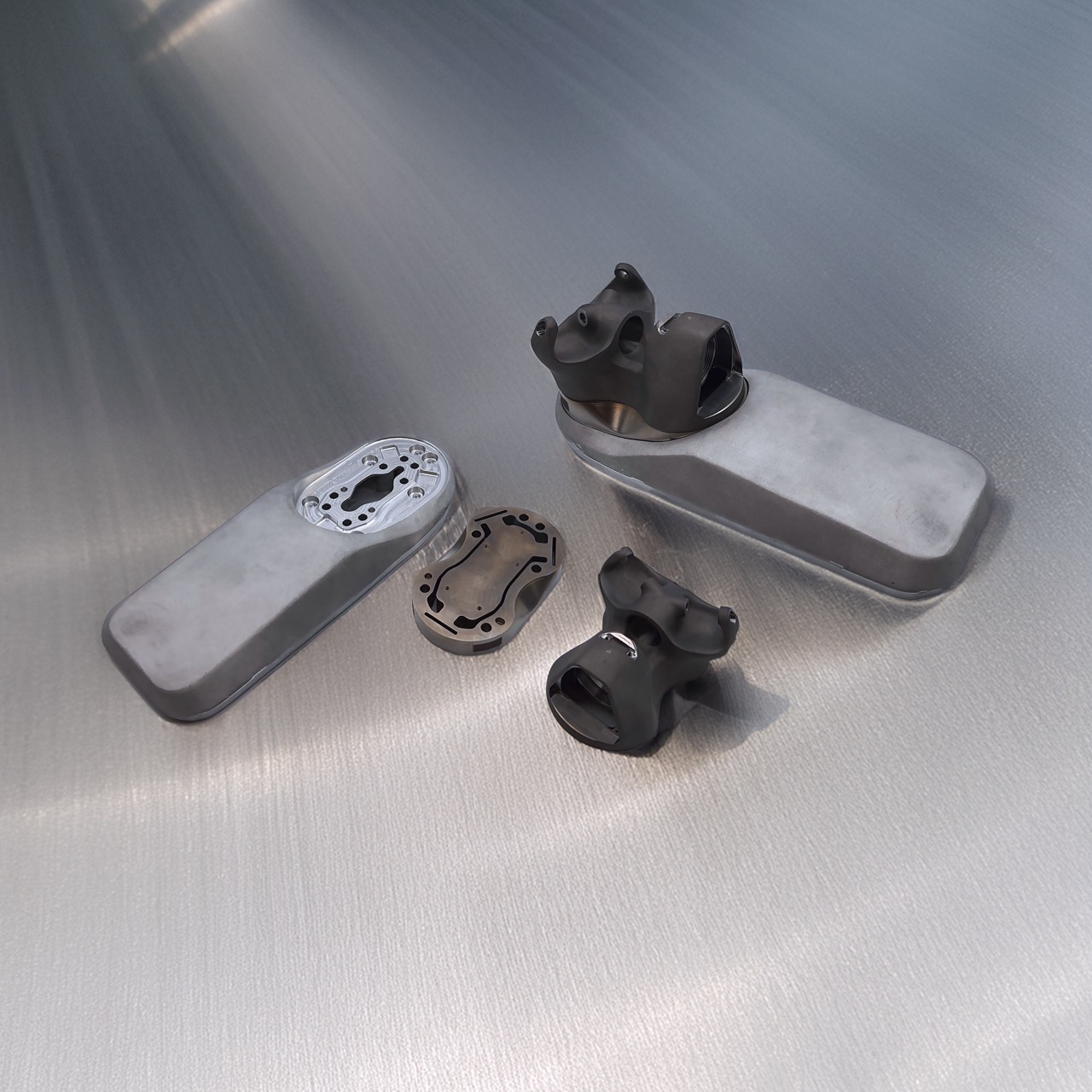 Kit di componenti metallici meccanici smontati su sfondo spazzolato