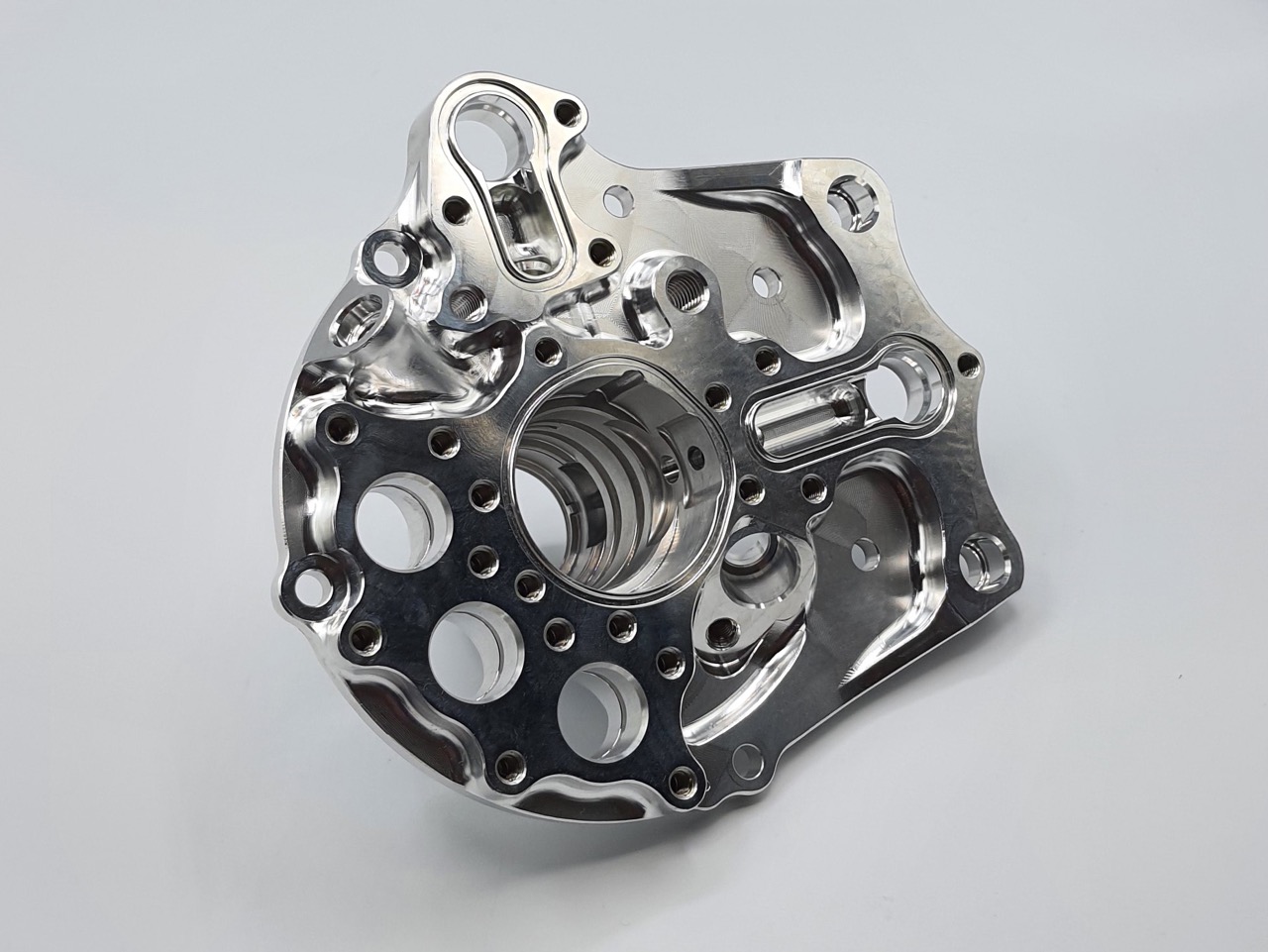 Componente meccanico di precisione in alluminio lavorato CNC.