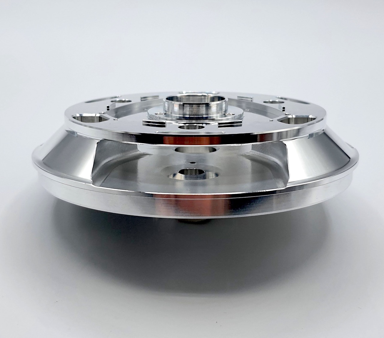 Flangia in alluminio lucido lavorata dal pieno.