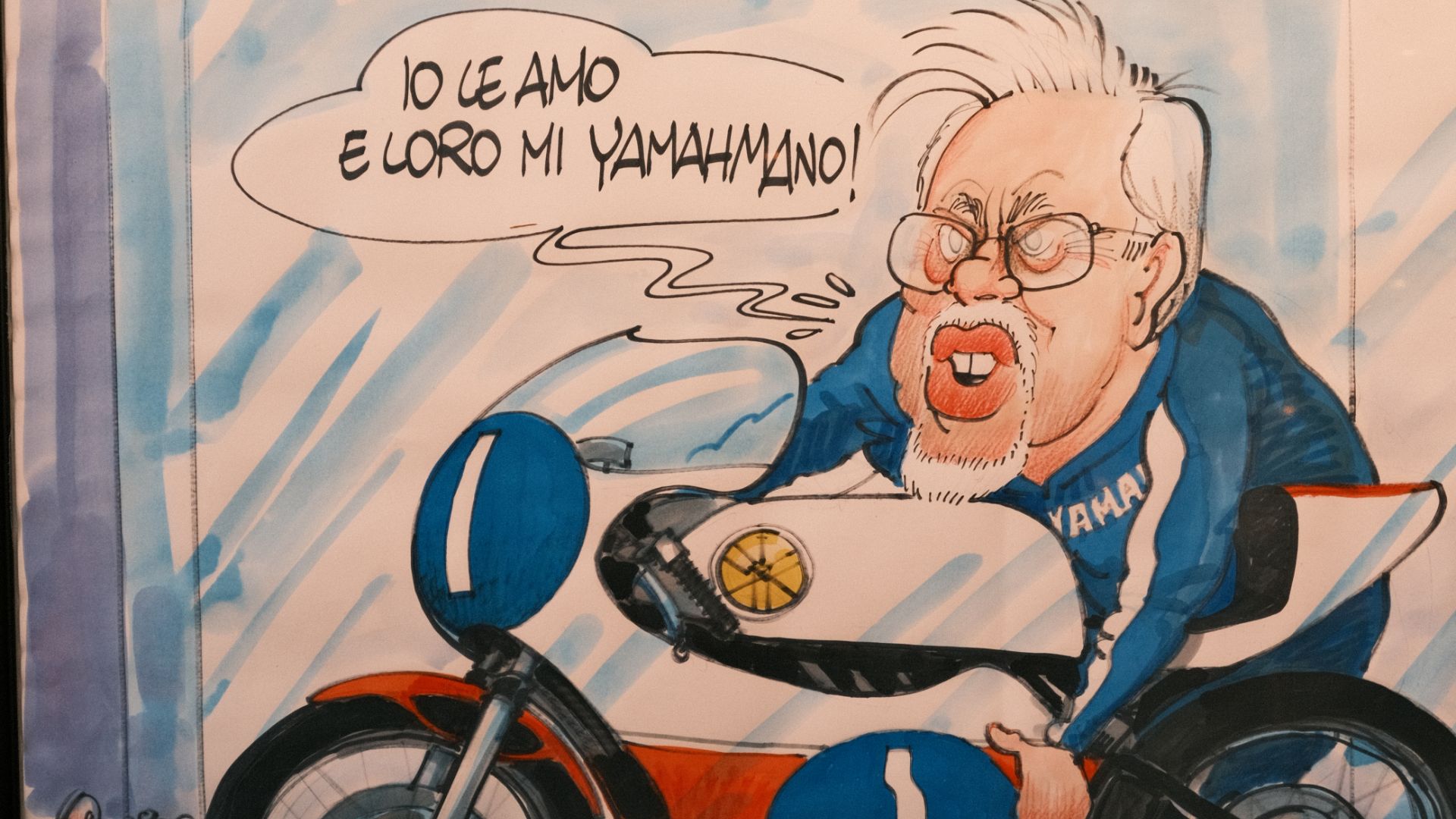 Caricatura di Pierluigi Poggi su una moto da corsa con fumetto: "Io le amo e loro mi yamahmano!".