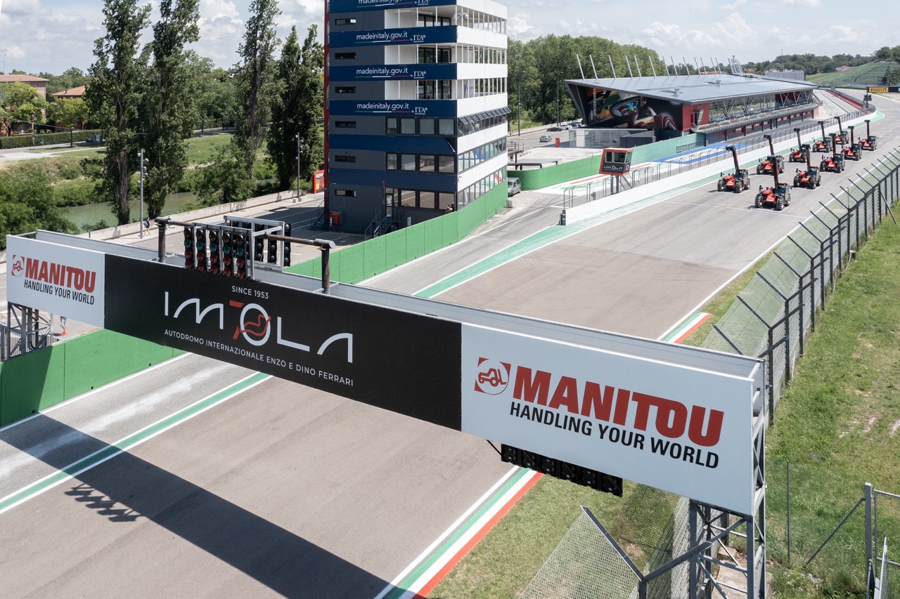Veduta aerea del circuito di Imola con flotta di sollevatori telescopici Manitou schierati sulla linea di partenza e brandizzazione Manitou sul ponte del traguardo.