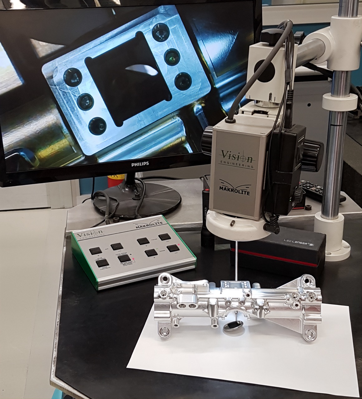 Controllo qualità e misurazione di precisione di un componente CNC.