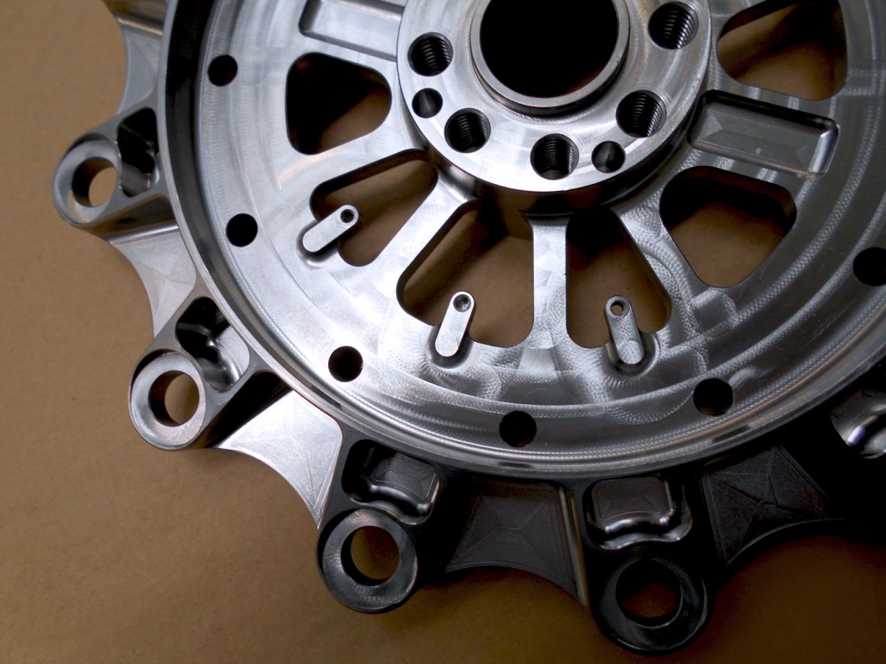 Mozzo meccanico in alluminio lavorato CNC di precisione.