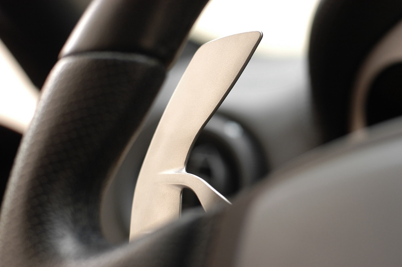 Paddle shift in alluminio su volante sportivo.