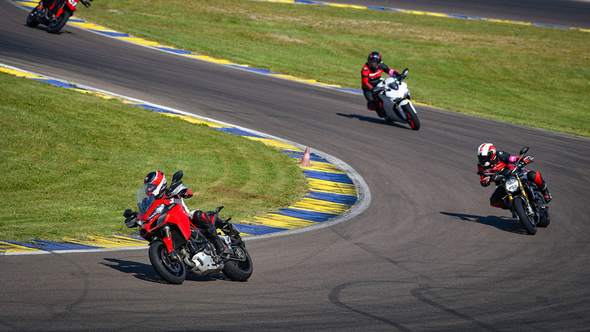 Ducati in pista all'Autodromo di Modena.