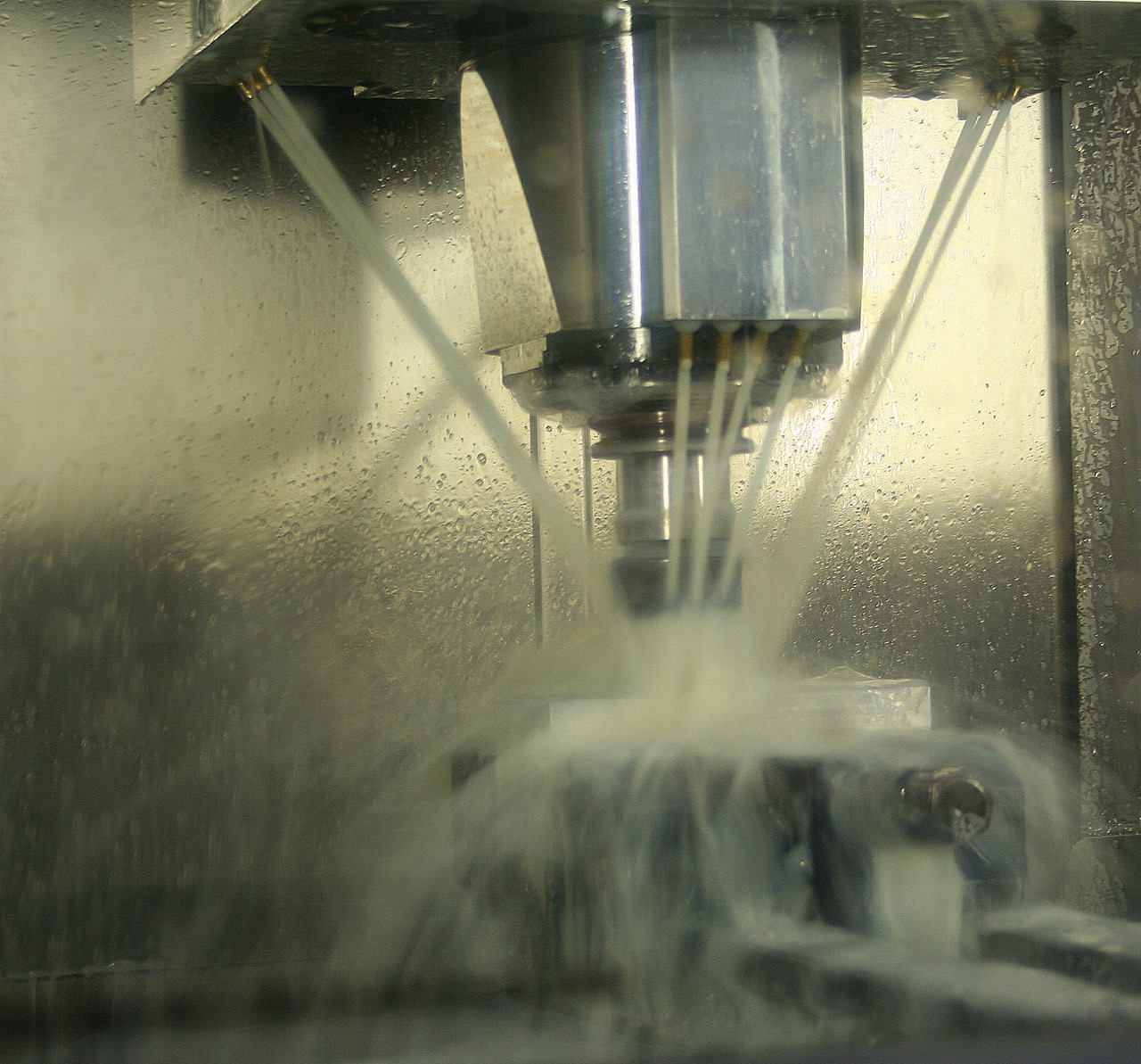 Mandrino CNC e sistema di raffreddamento in azione.