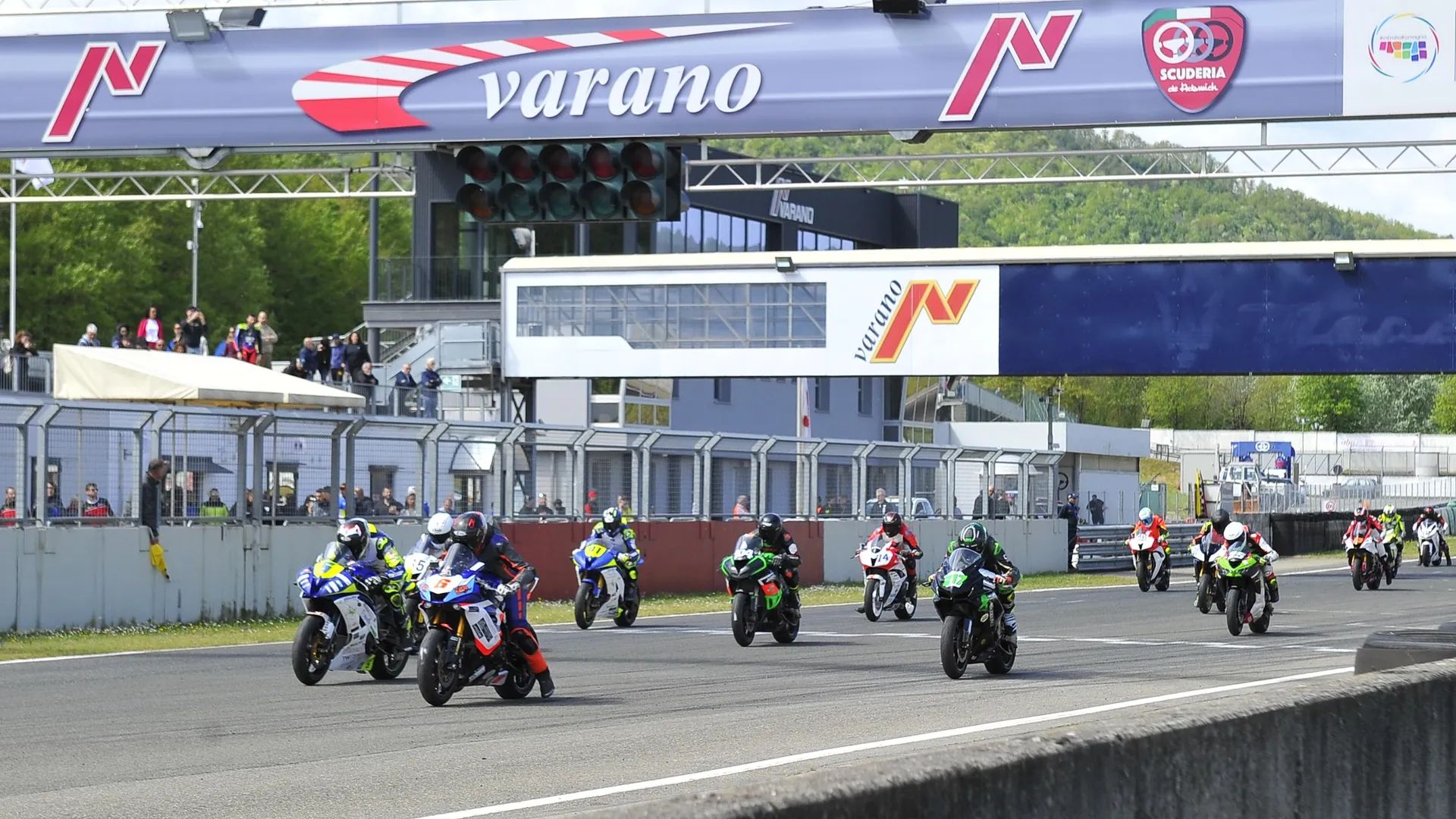 Motociclette sulla griglia di partenza a Varano.