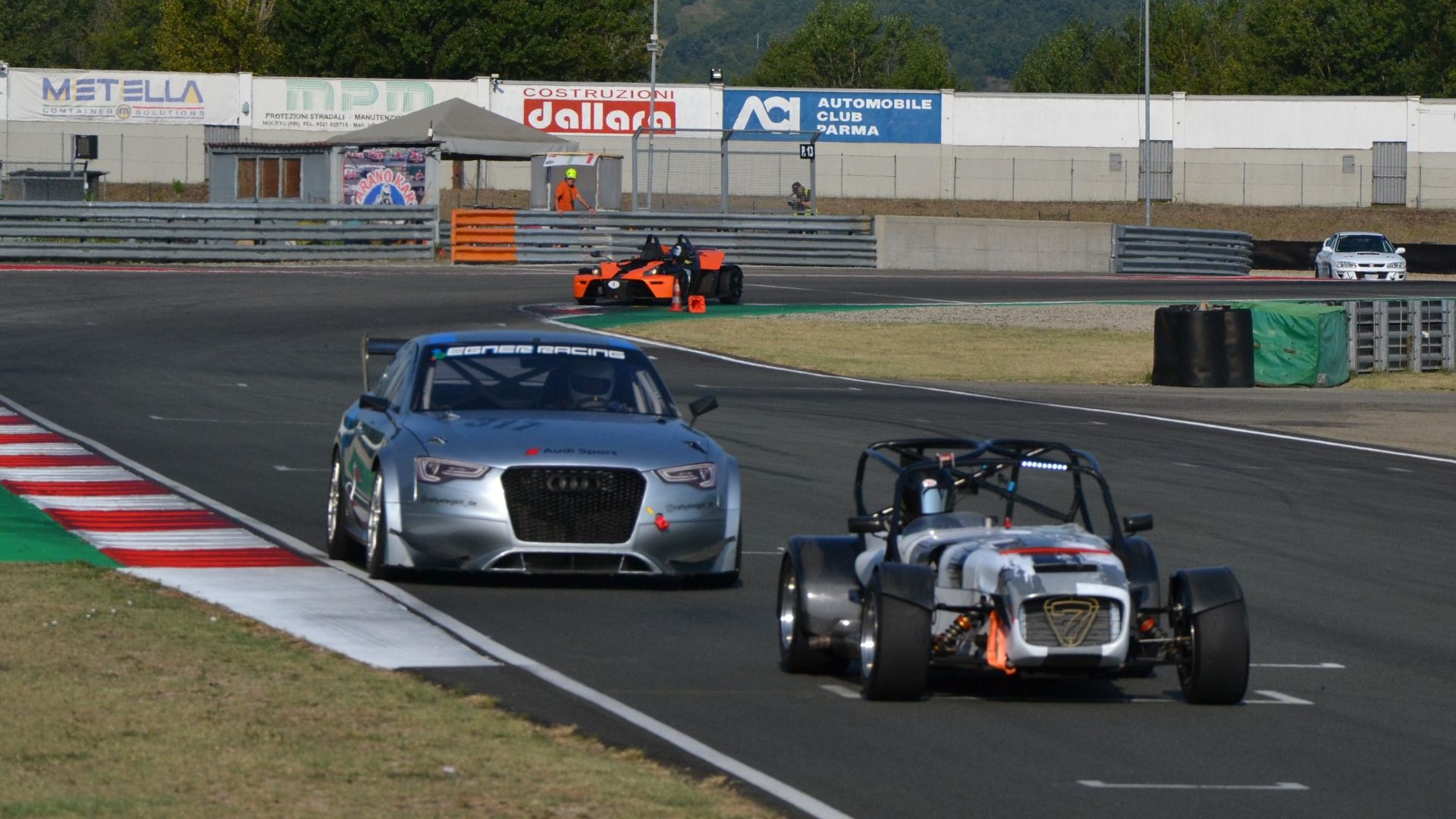 Le auto del Gordini Club sfrecciano in pista a Varano.