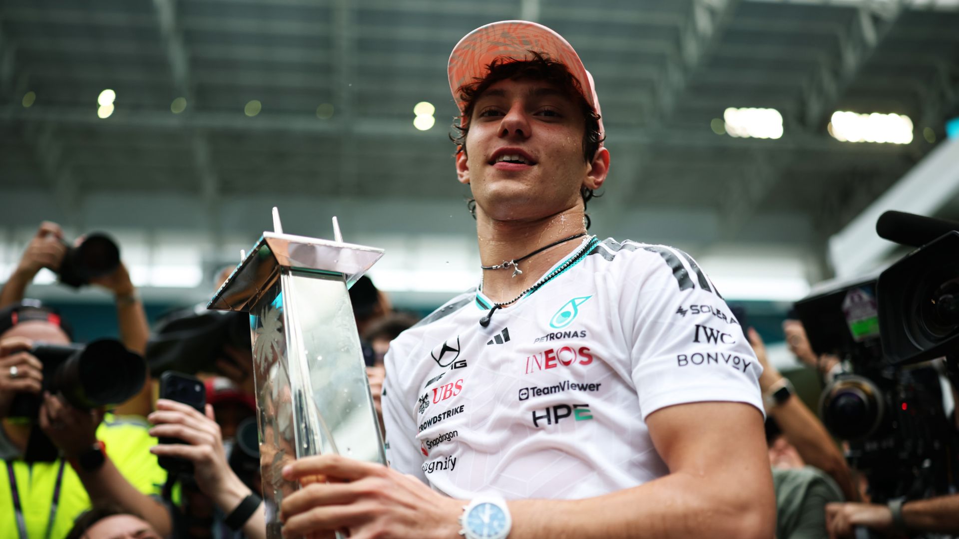Primo piano di Kimi Antonelli col trofeo del Gran Premio di Formula 1 di Miami.