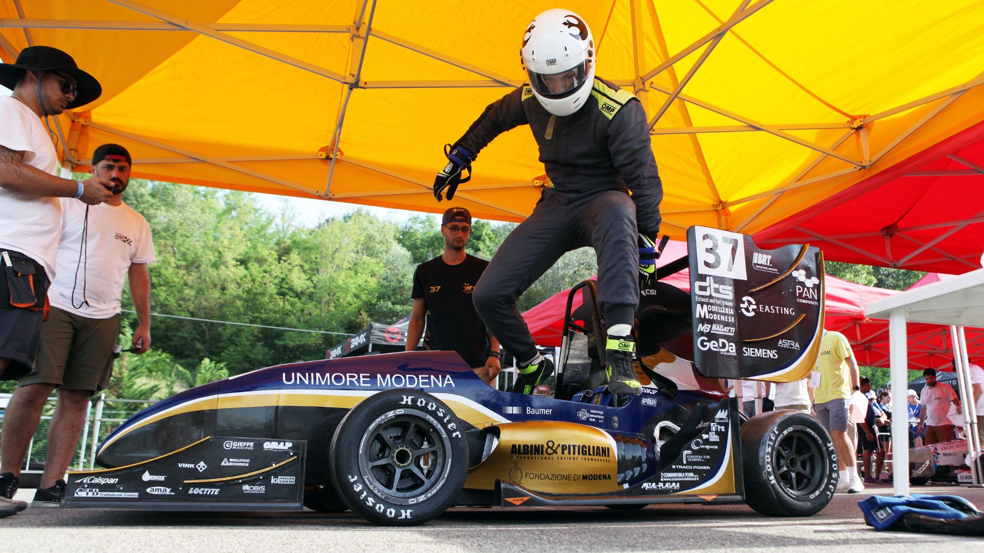 Monoposto Formula Student del team Unimore Modena a Formula SAE Italy con pilota nell'abitacolo.