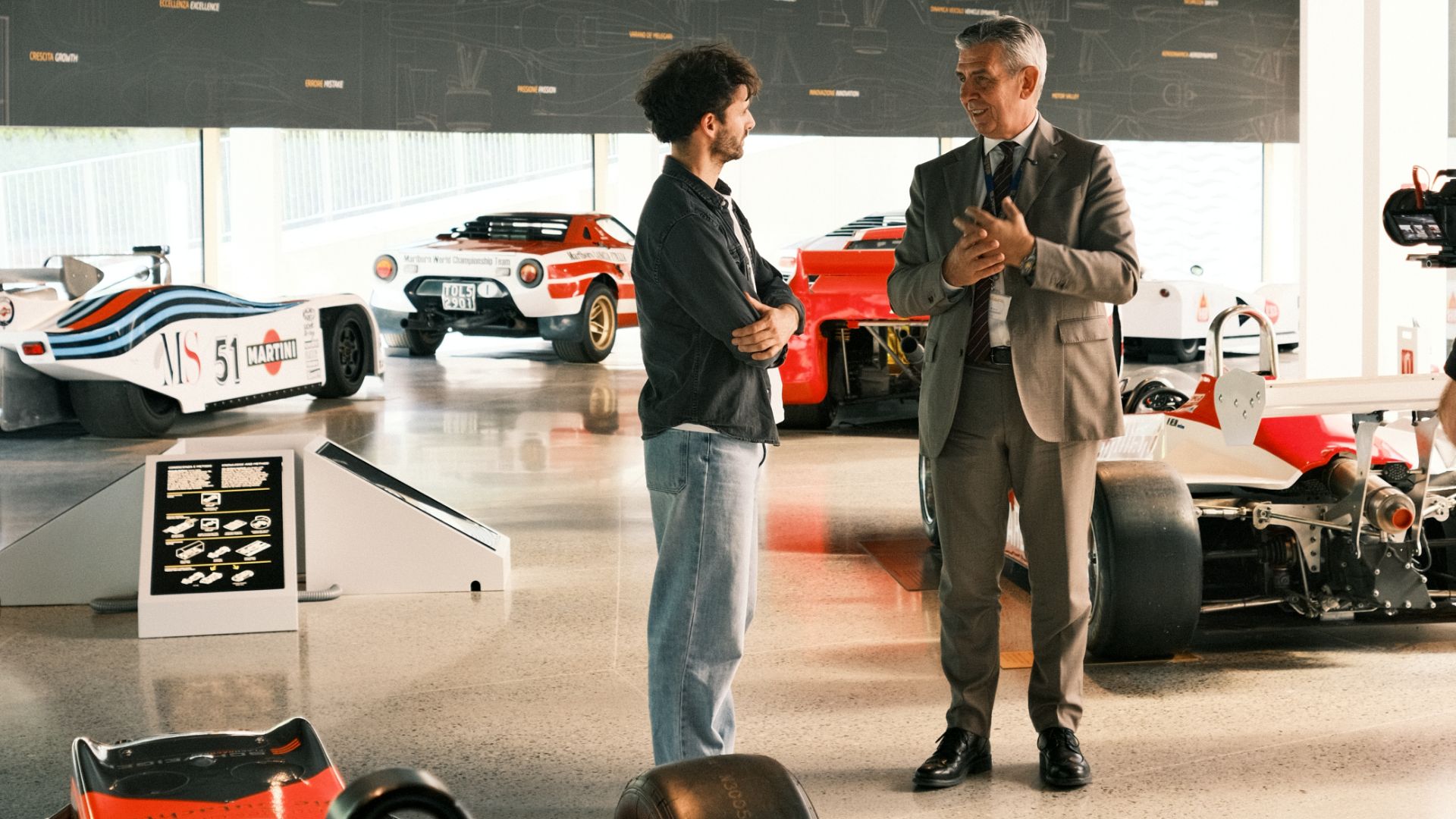 Visita guidata con Andrea Pontremoli durante Around Motor Valley tra le auto da corsa storiche e modelli da rally con livrea Martini alla Dallara Academy.