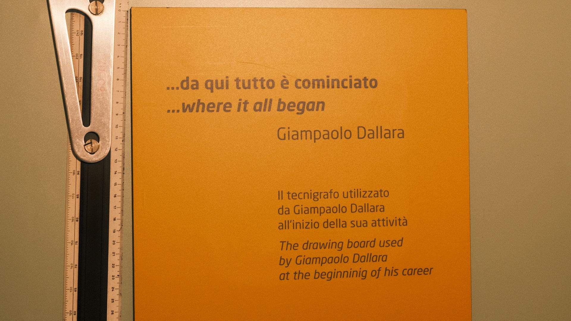 Dettaglio del cartello sul primo tecnigrafo di Giampaolo Dallara con la scritta da qui tutto è cominciato alla Dallara Academy.