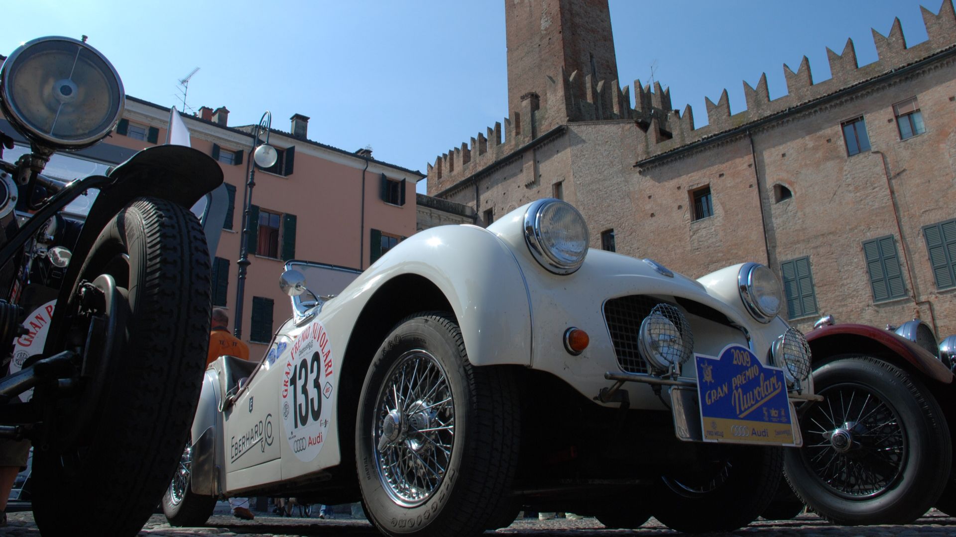 Triumph TR2 bianca al Gran Premio Nuvolari, celebre gara di regolarità per auto storiche.