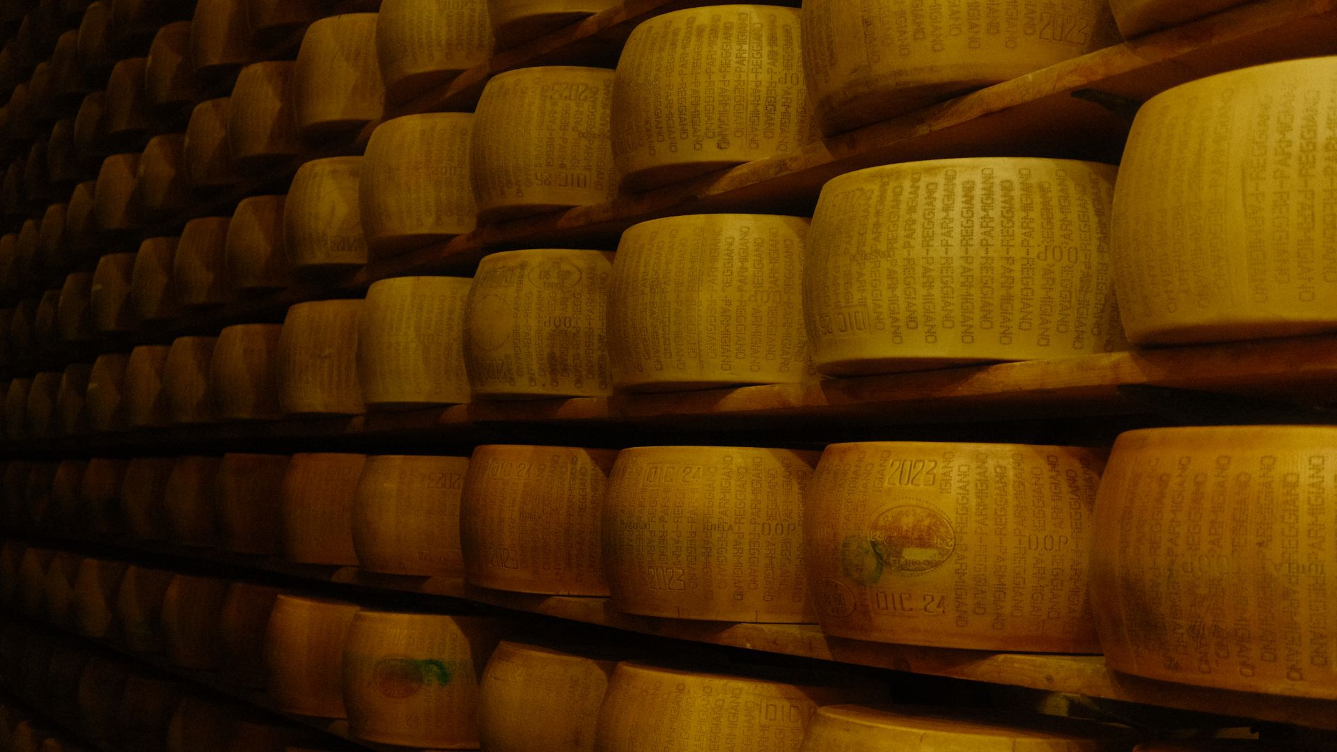 Forme di Parmigiano Reggiano DOP in stagionatura nel magazzino del Caseificio Il Battistero a Varano, Parma.
