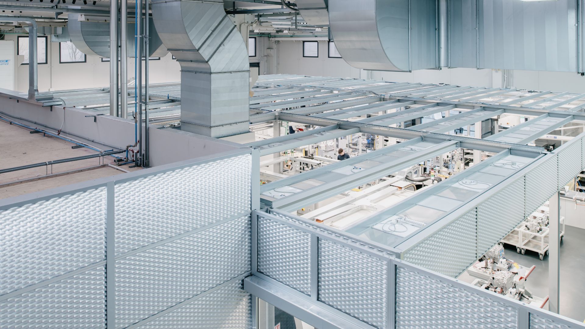 Vista dall'alto della struttura interna e del layout industriale di uno stabilimento di produzione meccanica
