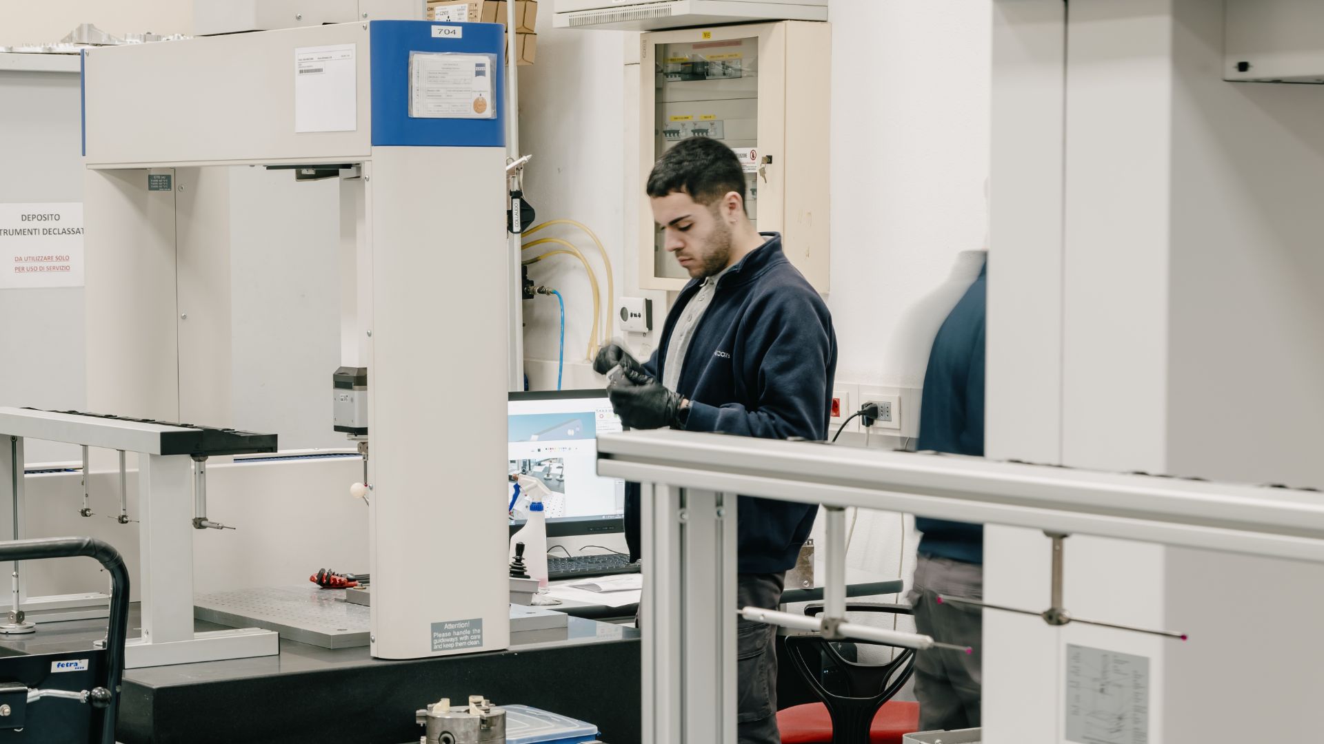 Tecnico specializzato esegue il controllo qualità e la misurazione di precisione di un componente meccanico