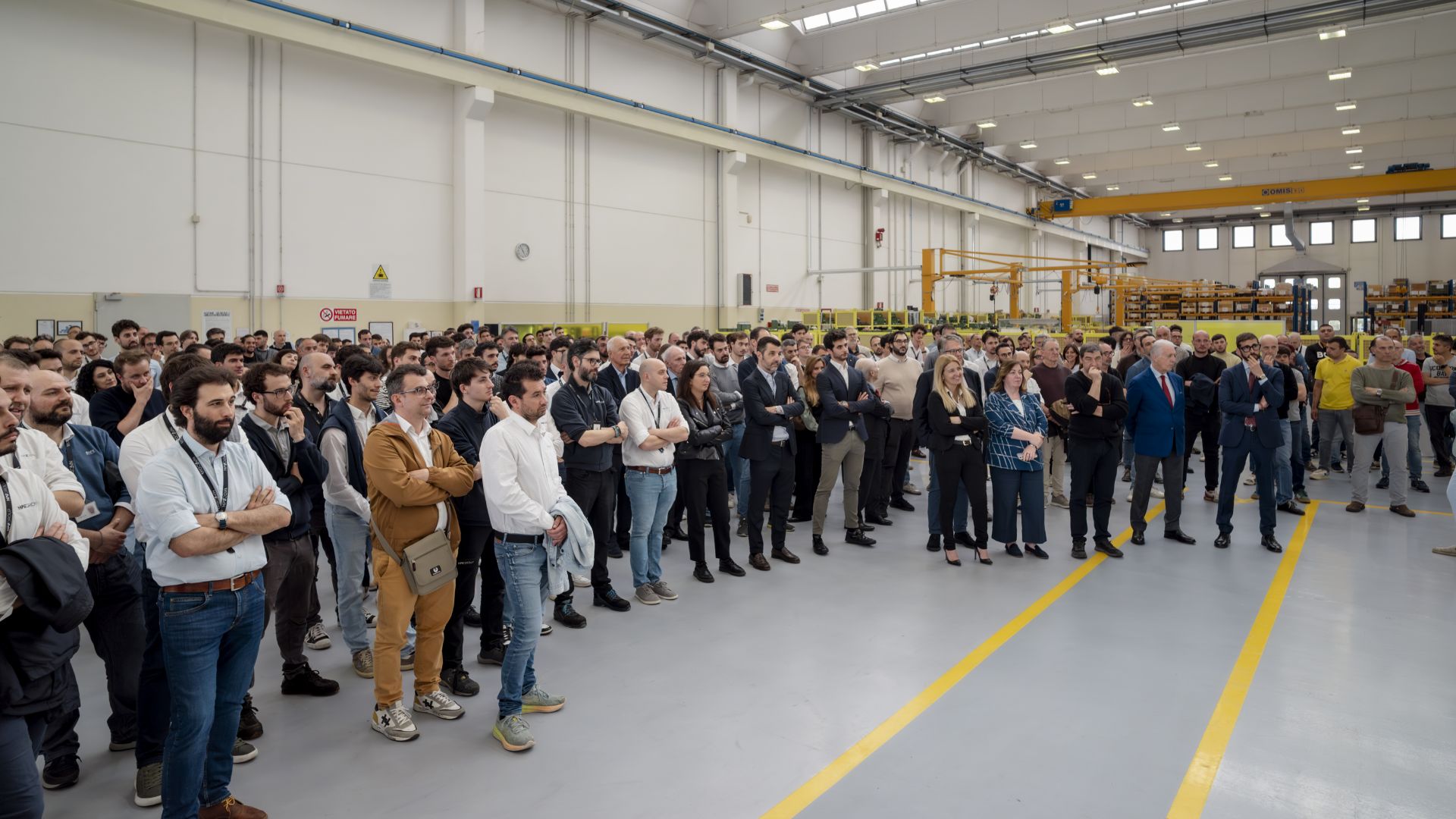 Assemblea aziendale e team di ingegneri riuniti all'interno dello stabilimento produttivo HPE Group