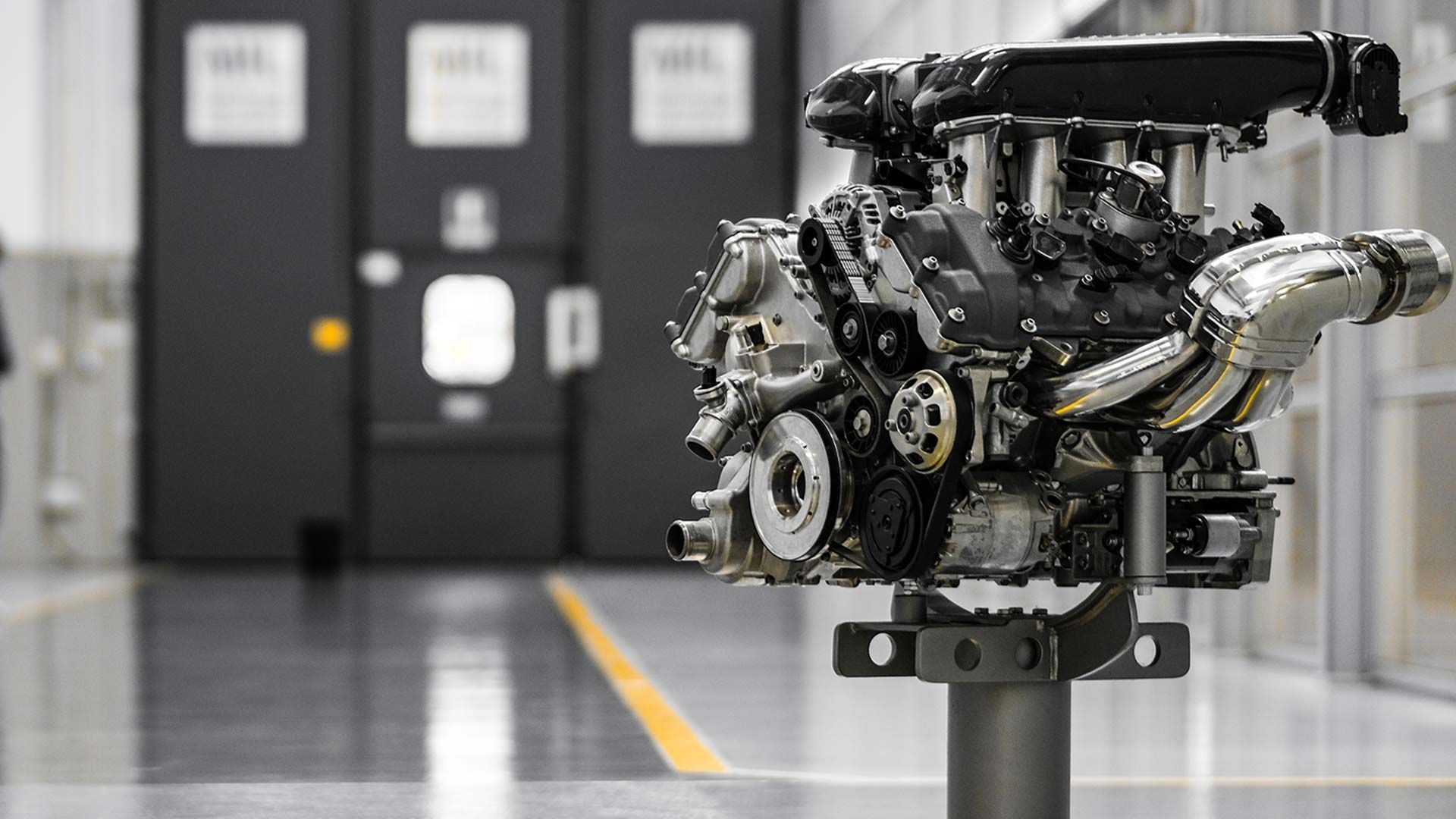 Motore endotermico ad alte prestazioni per il settore automotive e motorsport su piedistallo in officina
