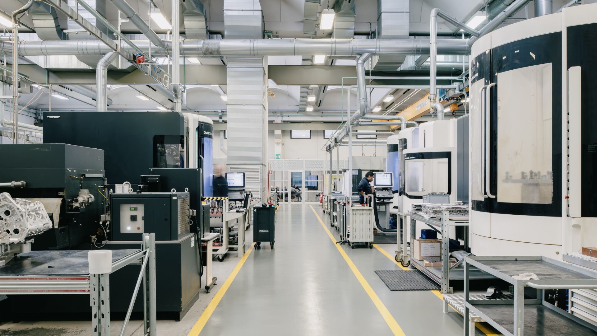 Reparto produttivo Industria 4.0 con isole di lavoro CNC computerizzate per lavorazioni meccaniche