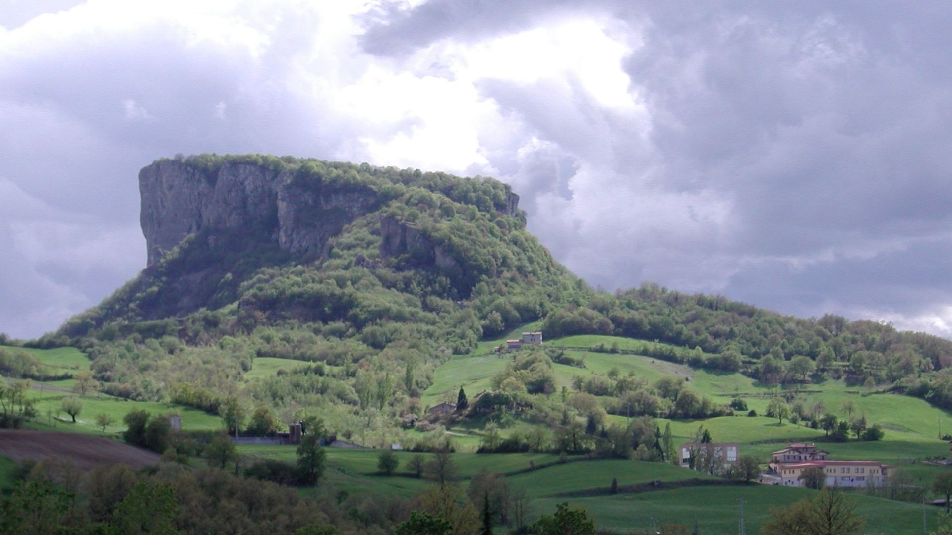 Veduta panoramica della Pietra di Bismantova a Castelnovo ne' Monti, celebre formazione rocciosa dell'Appennino Reggiano in Emilia-Romagna.
