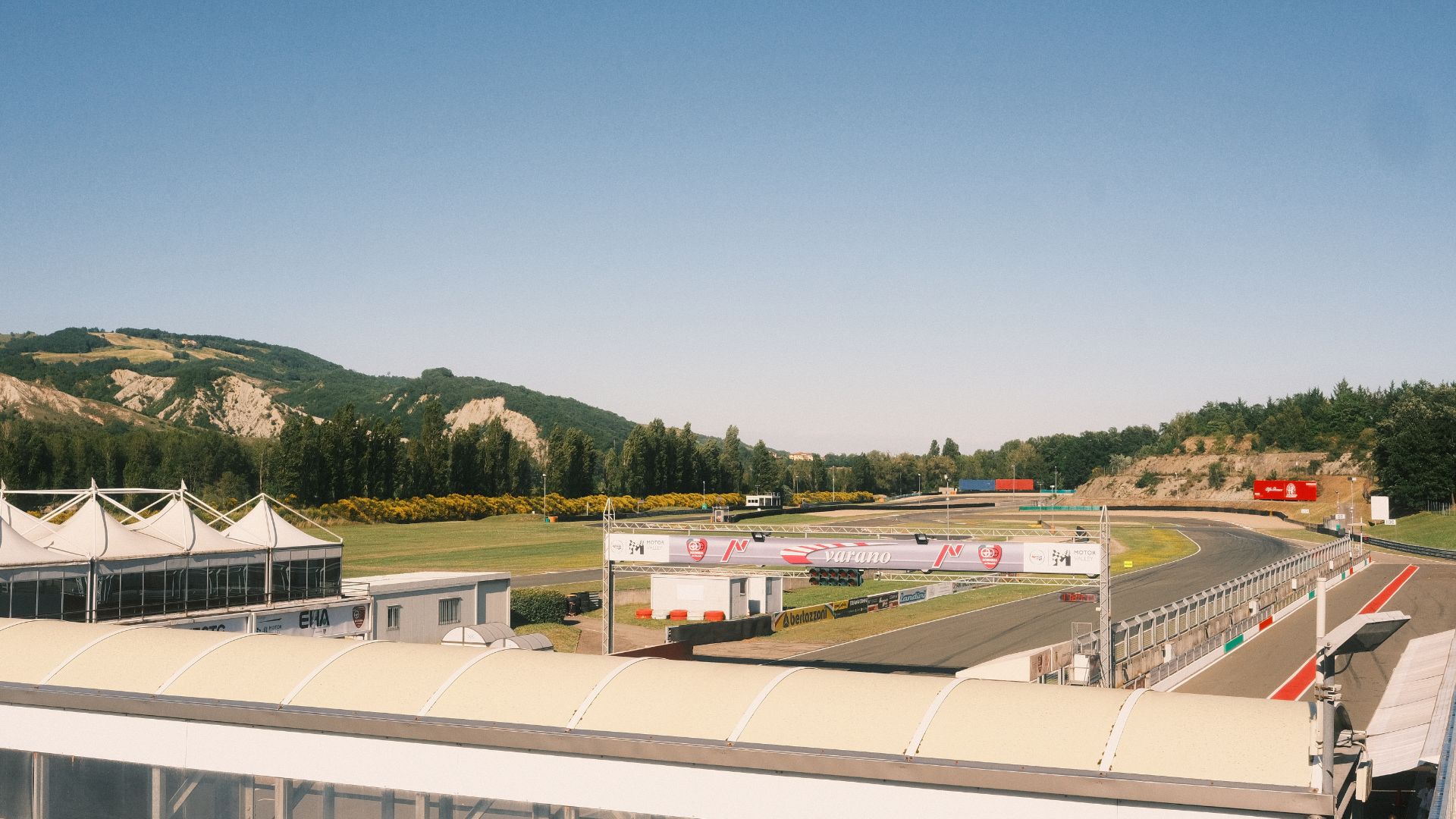 Veduta panoramica del rettilineo principale e della griglia di partenza dell'Autodromo di Varano de' Melegari.