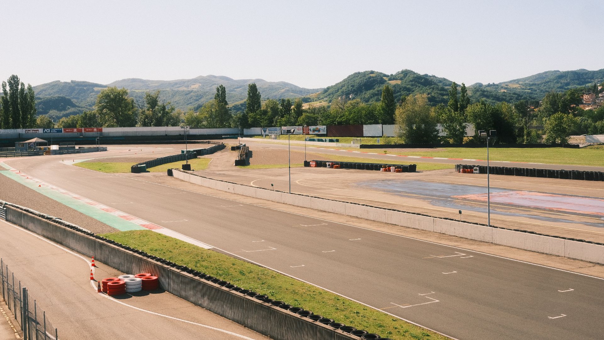 Le curve e i cordoli dell'Autodromo Riccardo Paletti di Varano de' Melegari sullo sfondo delle colline parmensi.