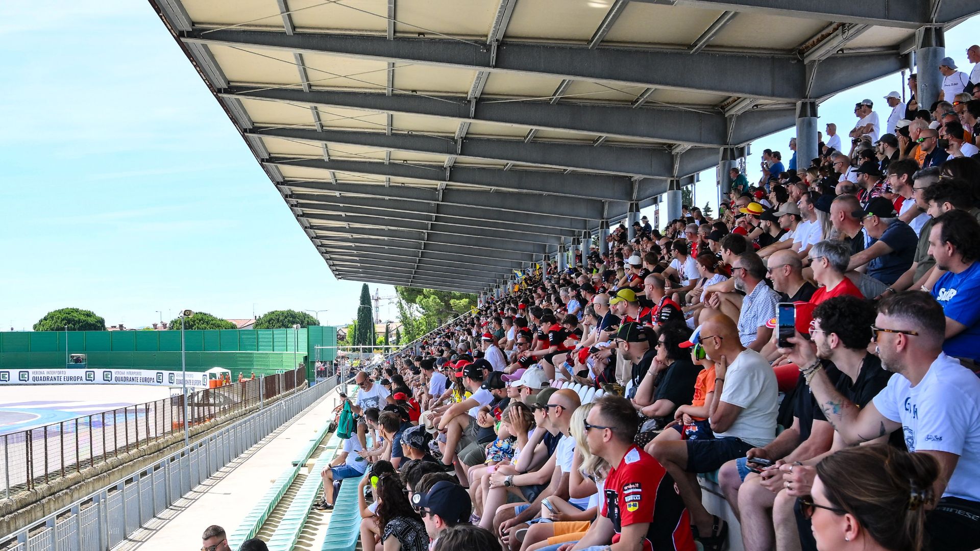 Tribune gremite di spettatori e appassionati di motociclismo al Misano World Circuit durante una gara del weekend del Campionato Mondiale SBK Superbike 2026.