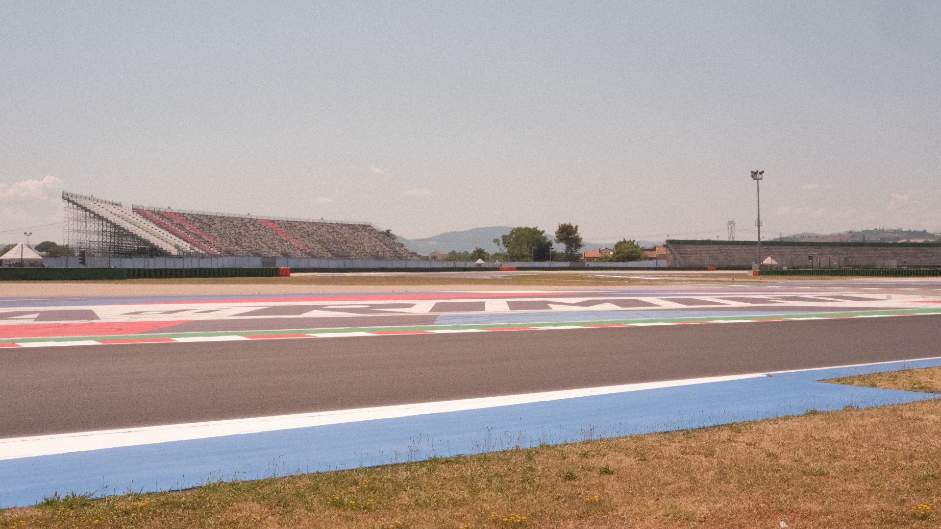 Via di fuga colorata e tribune al circuito di Misano.