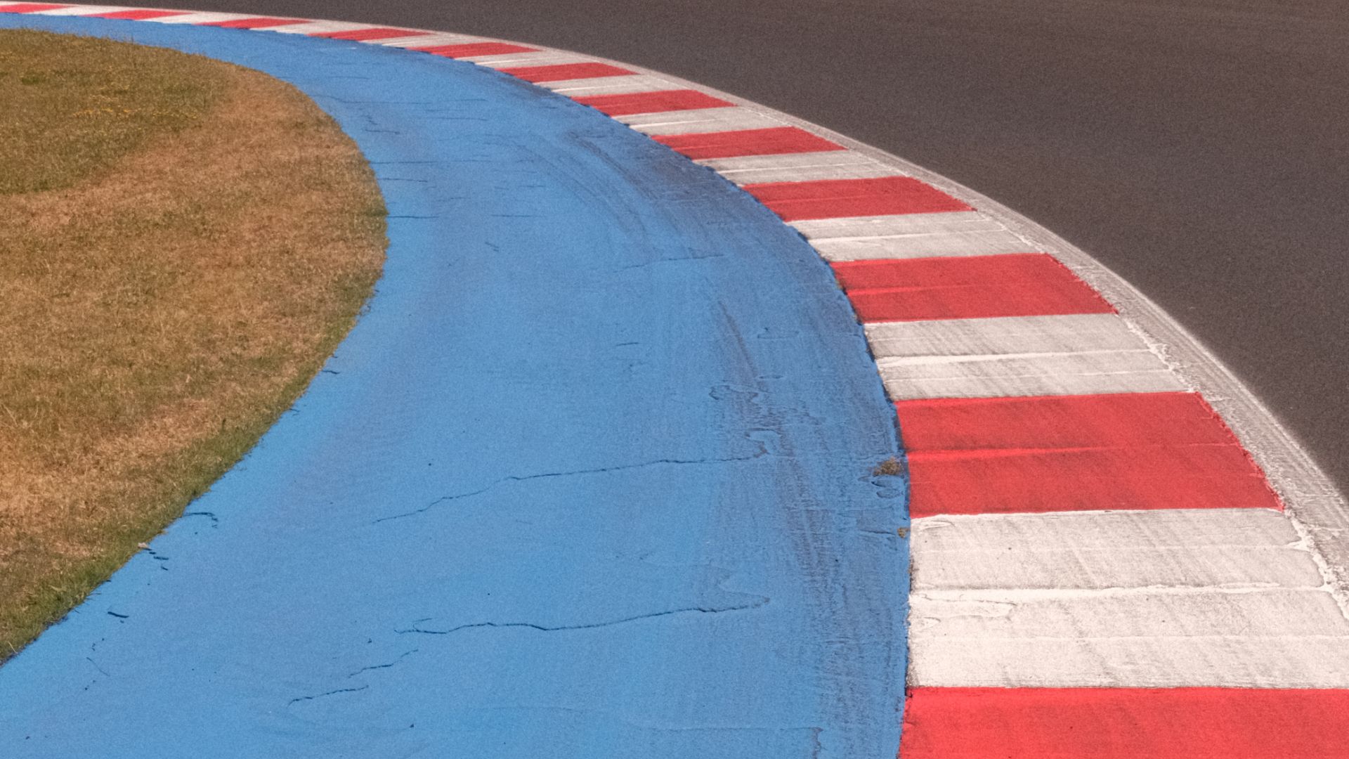 Dettaglio del cordolo della pista del Misano World Circuit.