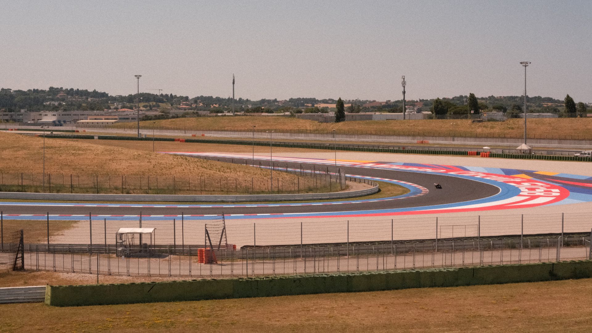 Moto in piega sulla curva del circuito di Misano.