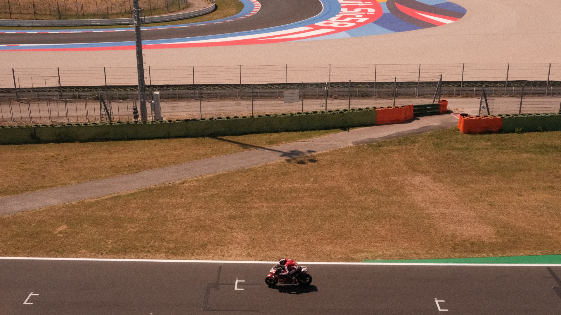 Moto da corsa in pista al circuito di Misano.