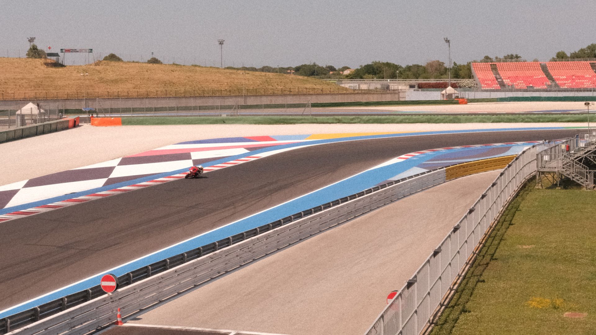 Moto da corsa in pista al circuito di Misano.