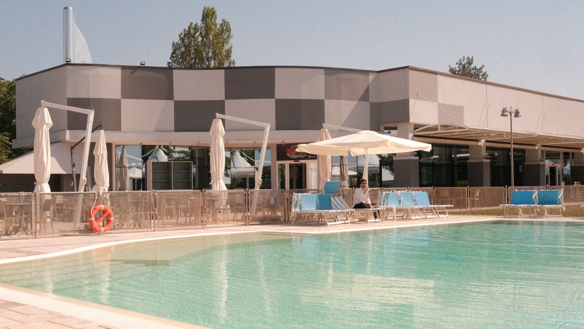 Piscina e area relax dell'hospitality a Misano World Circuit.
