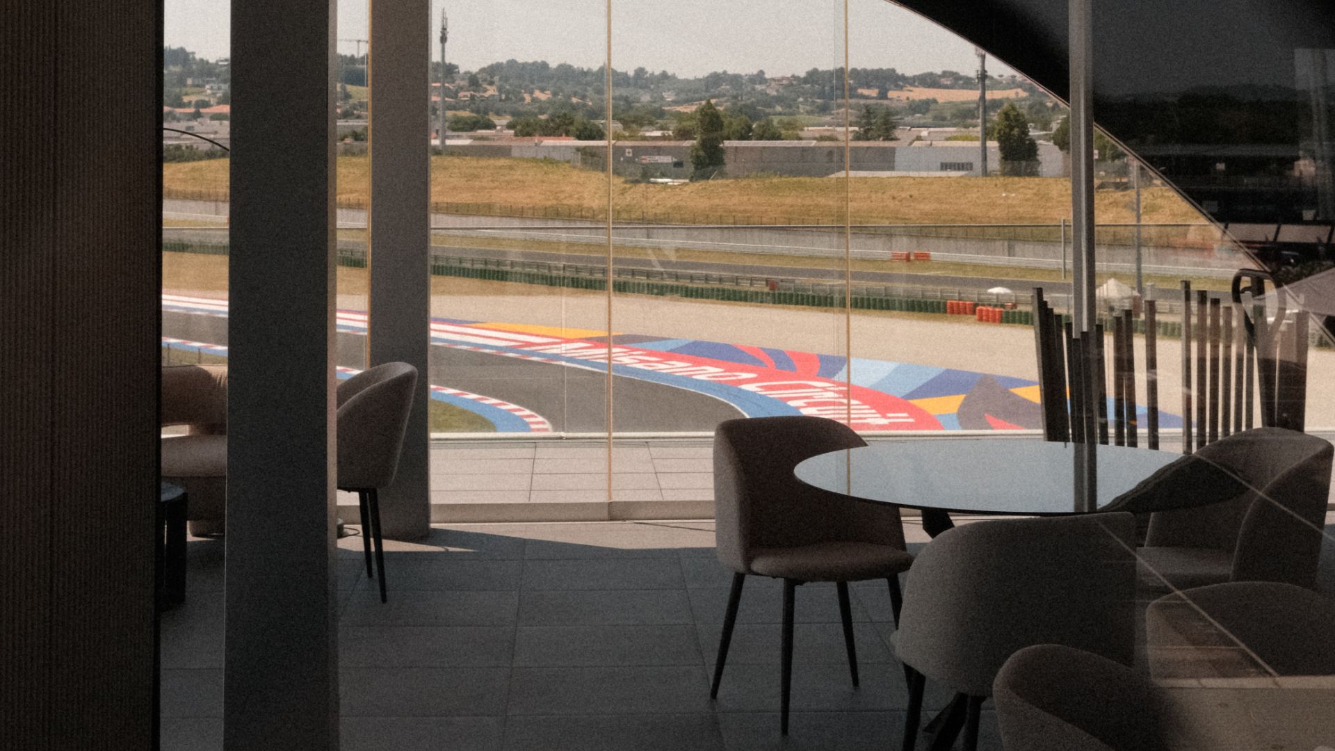 Sala VIP Lounge con vista panoramica sul circuito di Misano.