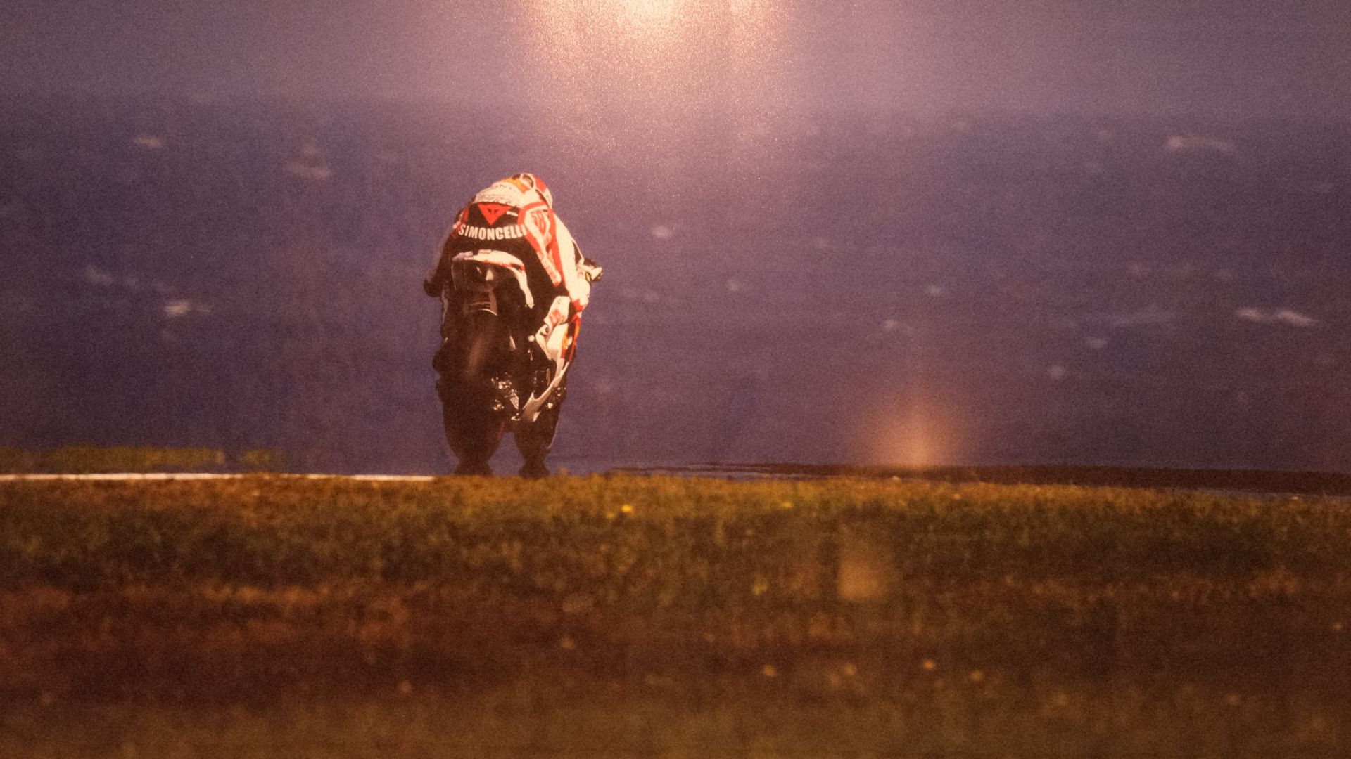 Foto artistica Simoncelli in pista, Museo del SIC.