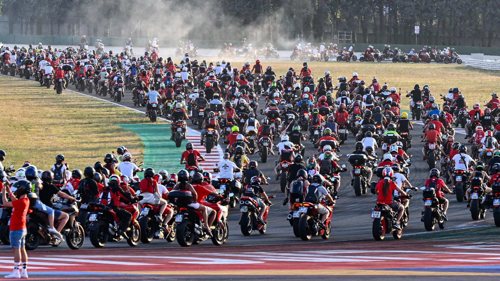 Folla di ducatisti in pista durante il WDW a Misano.