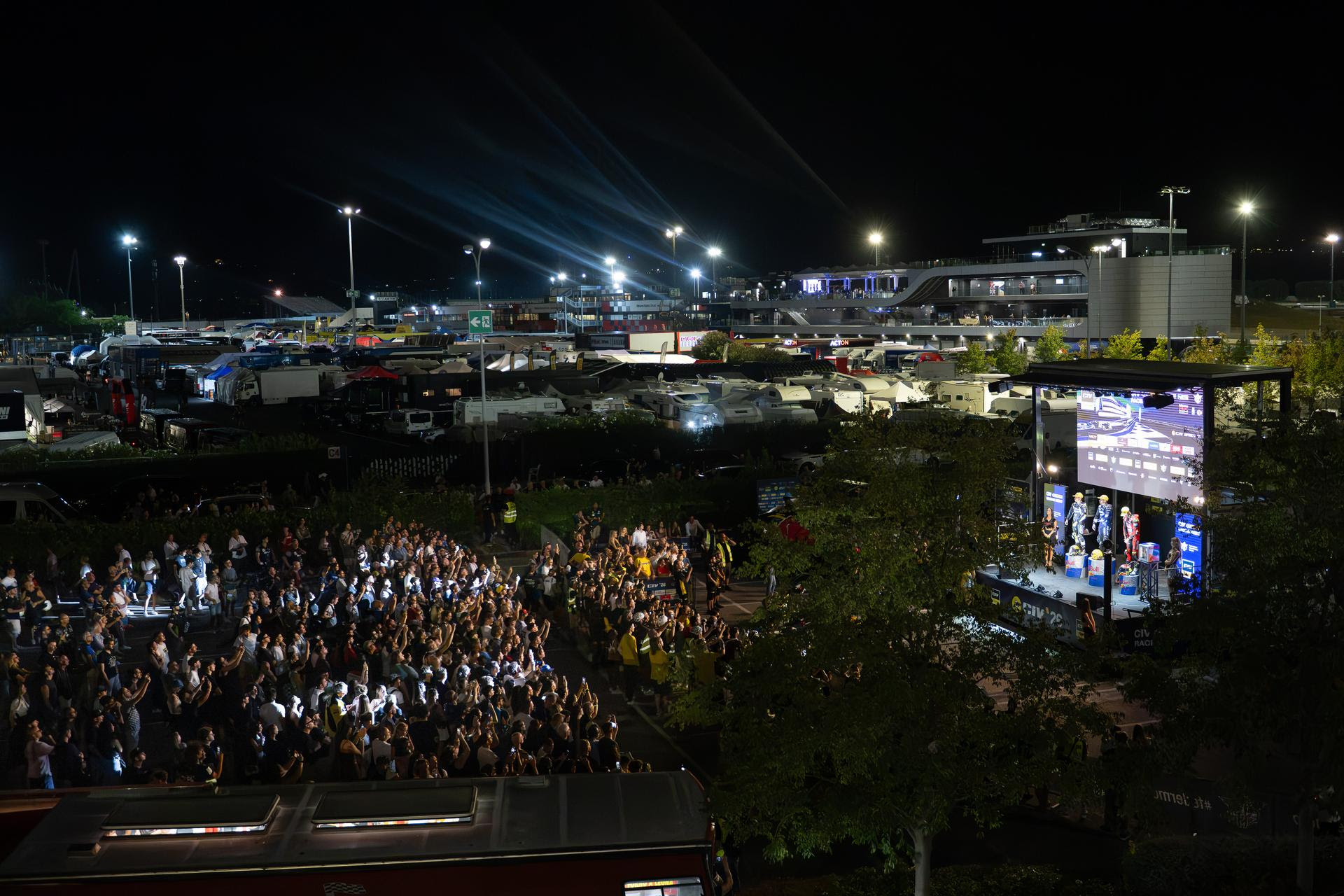 Vista notturna dall'alto della folla di Misano durante la CIV Racing Night.
