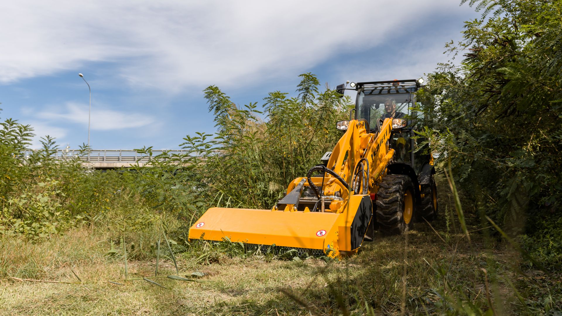 Pala gommata Venieri con trincia forestale al lavoro per lo sfalcio e la manutenzione del verde