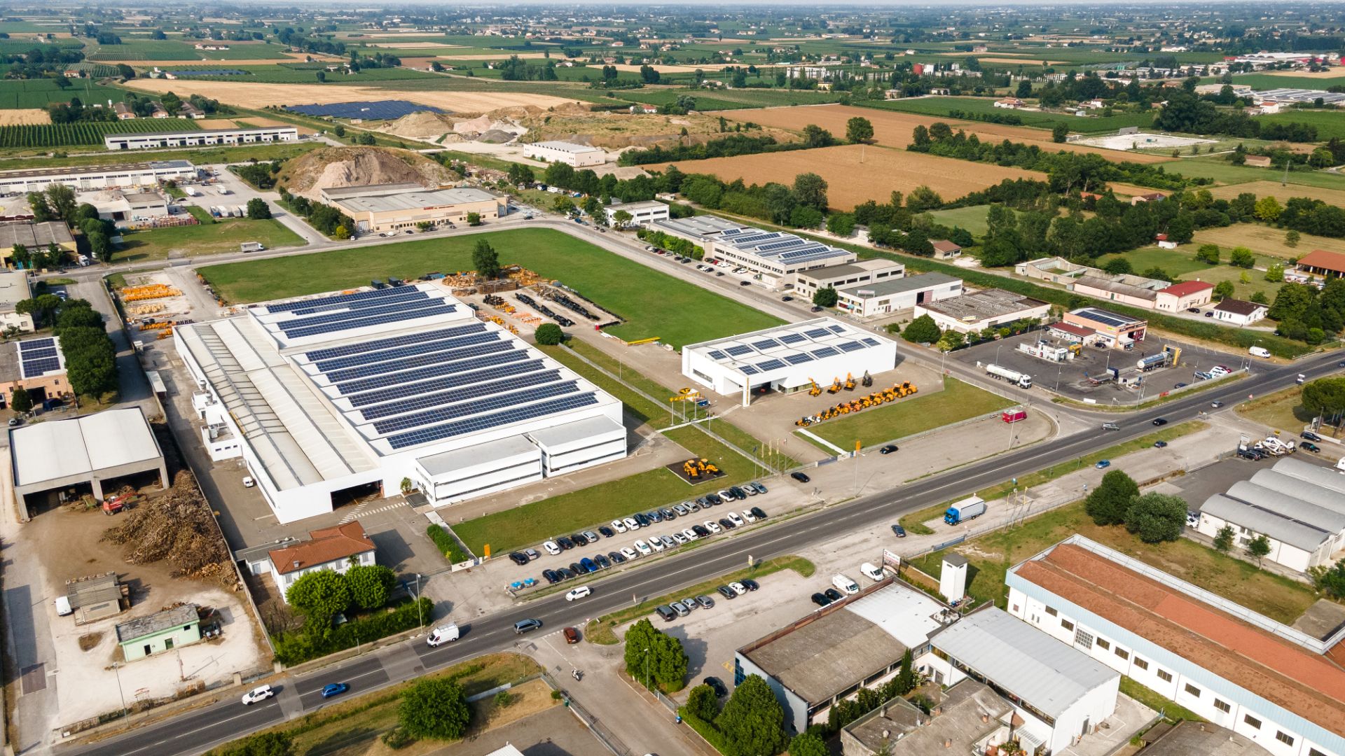 Vista aerea dall'alto dello stabilimento produttivo VF Venieri con impianto fotovoltaico sui tetti e piazzale macchine
