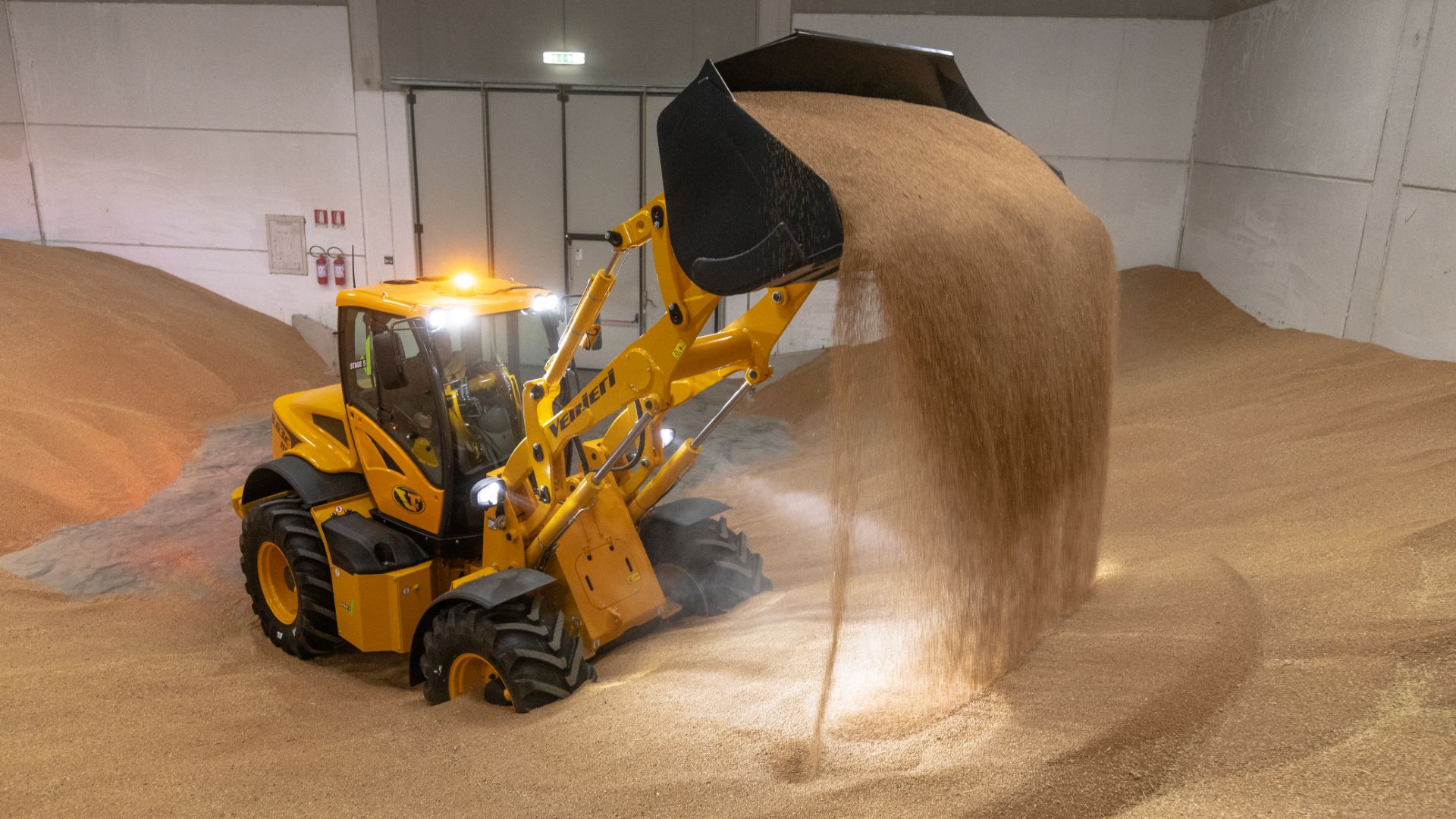 Pala gommata Venieri con benna ad alto volume per lo stoccaggio di cereali e grano in magazzino
