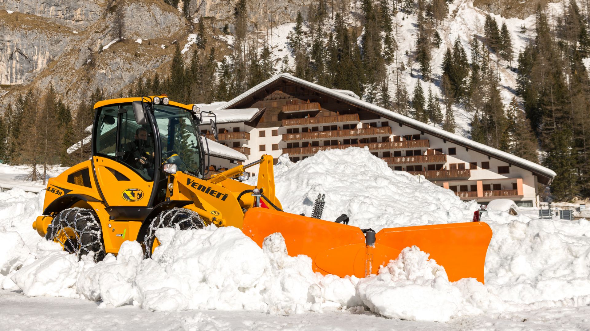 Pala gommata Venieri 4.63H con lama sgombraneve e catene da neve per la pulizia strade in struttura di montagna