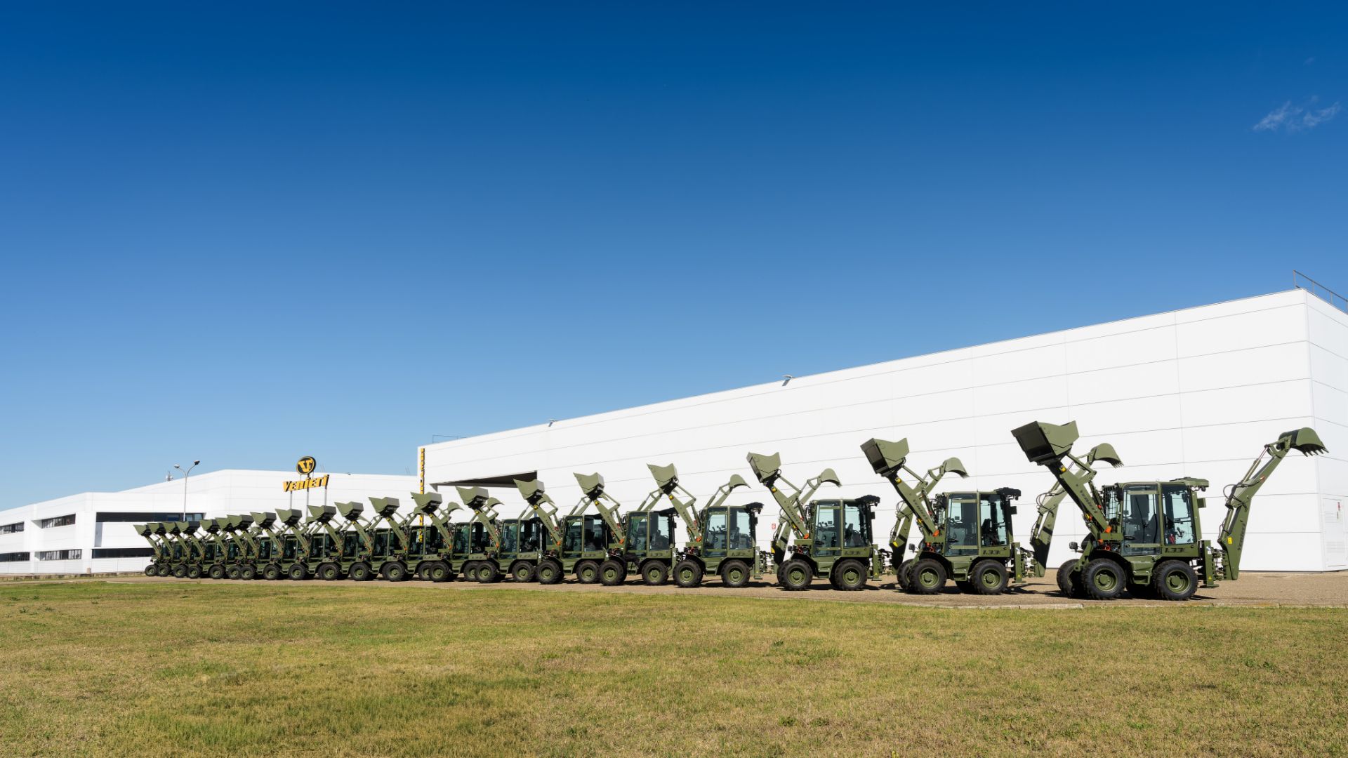 Flotta di terne militari Venieri 1.33C verdi allineate davanti allo stabilimento produttivo