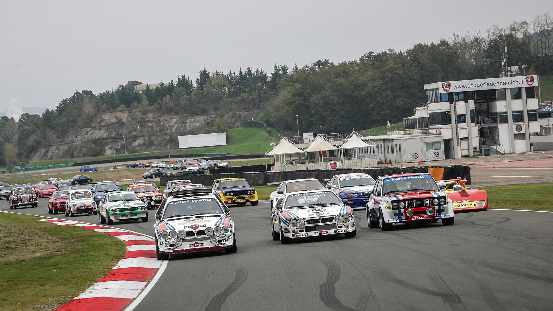 Auto storiche da rally Lancia Martini Racing e Fiat 131 Abarth in pista all'Autodromo di Varano.