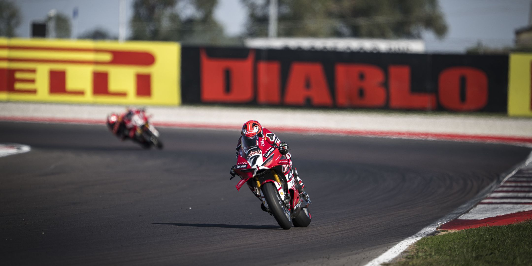 Nicolò Bulega in sella alla moto Ducati del team Aruba.it Racing mentre affronta una curva in pista.